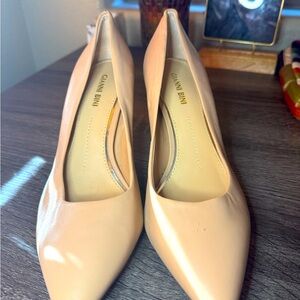 Gianni Bini pump salmon leather pointed toe.